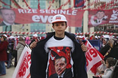 La campaña por el "Evet" (Sí) y el "Hayir" (No) se ha intensificado en todo el país durante los días previos a la celebración de un referéndum constitucional en Turquía, que tendrá lugar el 16 de abril de 2017. En la imagen, un partidario del presidente turco, Recep Tayyip Erdogan, muestra una imagen del presidente en su camiseta mientras espera para asistir a su discurso, en Rize, el 3 de abril de 2017.