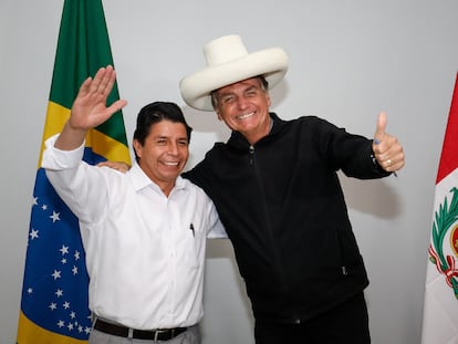 Los presidentes Castillo, de Perú, y Bolsonaro, de Brasil, este jueves durante la cumbre bilateral que han celebrado en Porto Velho.