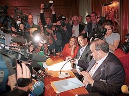 Jesús Gil firma su dimisión como alcalde de Marbella.