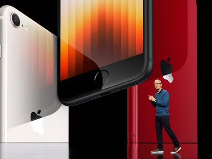 El director general de Apple, Tim Cook, presenta el nuevo iPhone SE este martes en Cupertino (California).