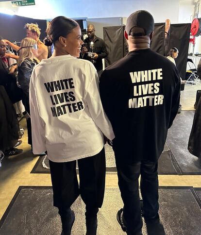 Candace y Ye, en el desfile de este último, con la camiseta de la polémica.