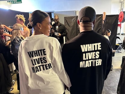 Candace y Ye, en el desfile de este último, con la camiseta de la polémica.