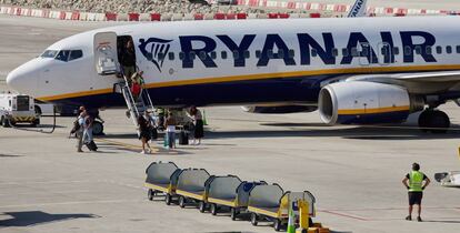 Varios viajeros, en imagen de archivo, desembarcan de un avión de Ryanair en el aeropuerto de Girona.