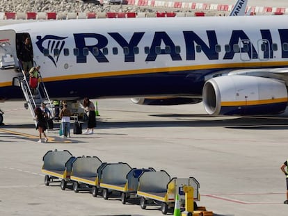 Varios viajeros, en imagen de archivo, desembarcan de un avión de Ryanair en el aeropuerto de Girona.