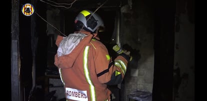 Un bombero en el interior del piso en el que se produjo la explosión, este lunes en Benifaió.