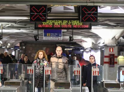 Un cartel avisa en la estación de Sol del cierre de la línea 2 de metro entre Ópera y Retiro.