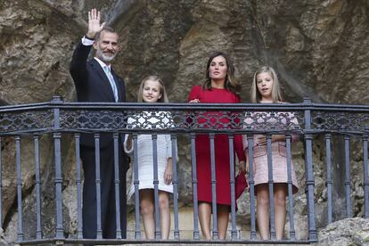 Felipe VI junto a la reina Letizia y la princesa Leonor y la infanta Sofia durante su visita a la Santa Cueva de Covadonga.