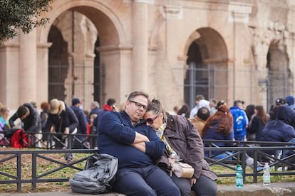 “Cuando más las planificamos, más estrés nos generan las vacaciones”, asegura Sylvie Pérez, profesora colaboradora de los Estudios de Psicología y Ciencias de la Educación de la UOC. En la imagen, una pareja cansada frente al Coliseo de Roma.