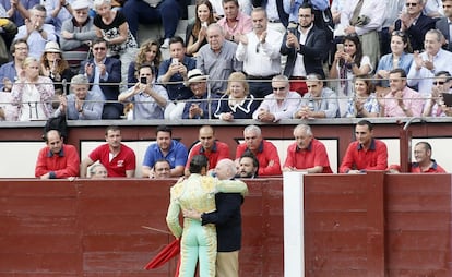 El torero David Mora triunfó ayer en la decimonovena corrida de esta Feria de San Isidro al cortar dos orejas a 'Malagueño', de la ganadería extremeña de Alcurrucén. En la imagen el diestro dedica su primer toro al jefe del equipo médico que le salvó la vida hace dos años en Madrid tras una terrible cogida.