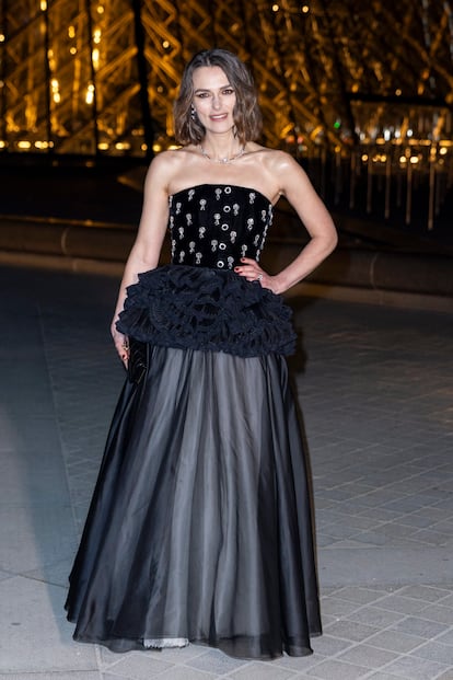 Después de la cena, se celebró una pequeña fiesta bajo la famosa pirámide del museo parisino, uno de los más visitados del mundo (recibió 8,7 millones de visitantes solo en 2024). Otra de las invitadas fue la actriz Keira Knightley, que llegó acompañada de su marido y volvió a mostrar su fidelidad a Chanel, firma de moda con la que lleva colaborando y siendo imagen desde 2007.