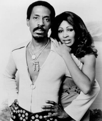 <strong>Quiénes.</strong> En 1960, Ike y Tina Turner fundaron uno de los dúos con más futuro del pop mundial. Todo fue sobre ruedas hasta se enamoraron. En 1962 se casaron. </p> <strong>Los hechos.</strong> Ike empezó a pegarle a Tina desde antes de la boda. Y sus trifulcas empeoraban a medida que su éxito crecía. En 1966 recibieron su primer Grammy, Ike empezó a beber y a tomar drogas y las peleas se multiplicaron: pegaba a Tina hasta delante de sus hijos. Una noche, Ike le golpeó la cabeza a Tina y le abrió dos brechas. Tina esperó a que Ike se durmiera y se escapó. Compró una pistola, se escondió en casa de unos amigos y pidió el divorcio. </p> En la imagen, Ike Turner y Tina Turner posan en 1972.