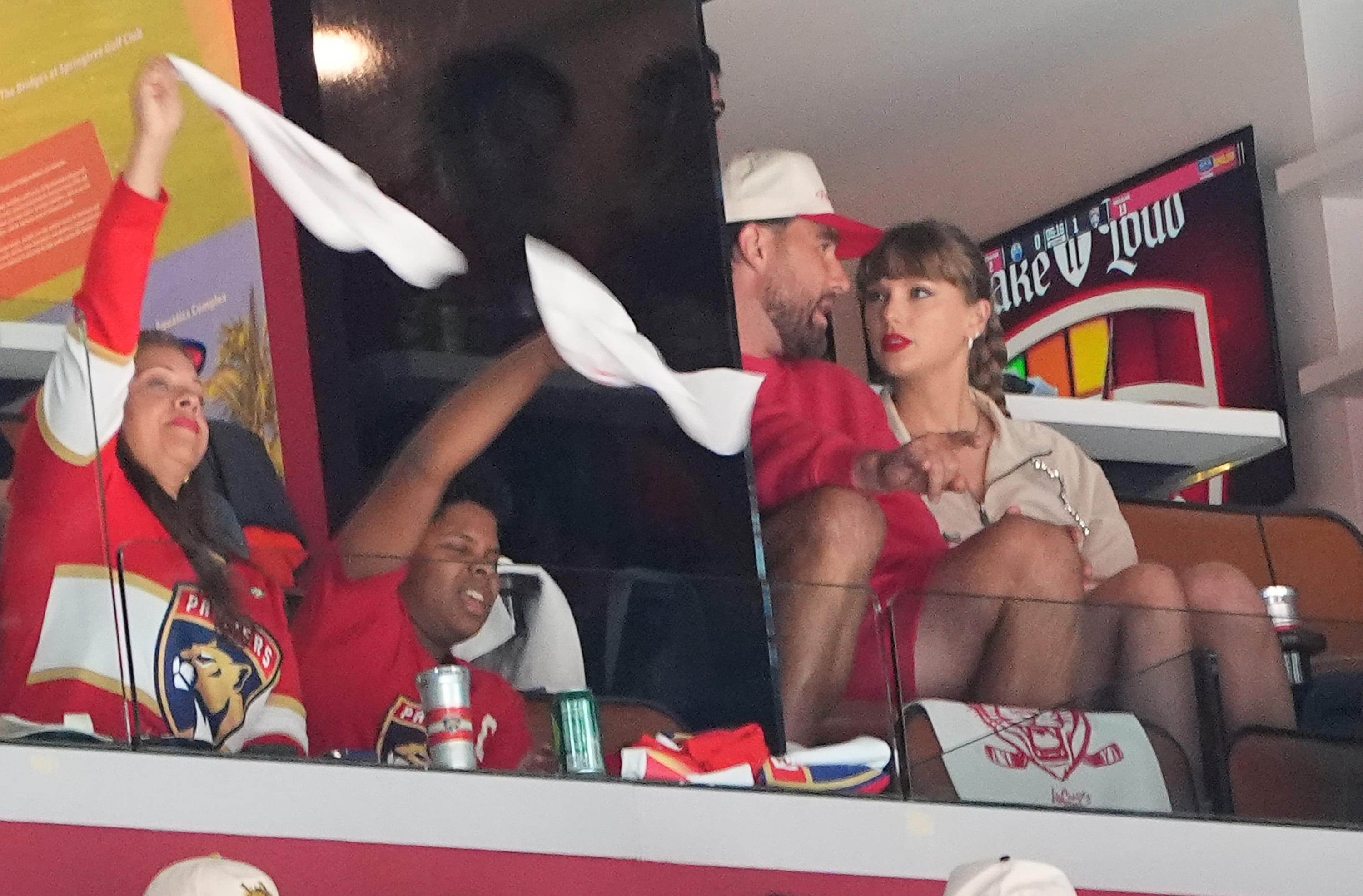 Travis Kelce se sincera sobre su relación con Taylor Swift, su imagen de “chico fiestero” y su vida después de la NFL 1 Travis Kelce y Taylor Swift, durante un partido de la Copa Stanley de hockey, el 12 de junio de 2025 en Sunrise, Florida.