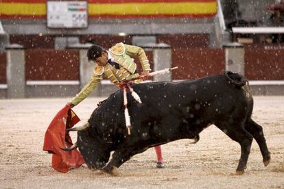 Diego Silveti con el tercer toro de la tarde.