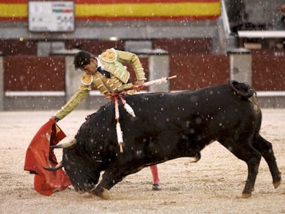 Diego Silveti con el tercer toro de la tarde.