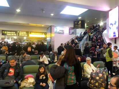 Según las fuerzas del orden, "no hay absolutamente ninguna indicación que sugiera que está actividad esté relacionada con el terrorismo". En la imagen, varios pasajeros esperan en el aeropuerto de Gatwick, Londres, Reino Unido.