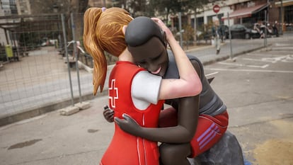 Abrazo entre la voluntaria de la Cruz Roja y el migrante Abdou