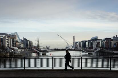 La desembocadura del río Liffey fue una de las zonas de Dublín escenario de ambiciosos proyectos arquitectónicos. Uno de ellos es el puente Samuel Beckett, obra del arquitecto español Santiago Calatrava, inaugurado en diciembre de 2009.