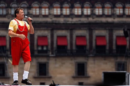 Chabelo durante el concierto del 199 aniversario de la Independencia de México, el 15 de septiembre de 2009, en Ciudad de México.