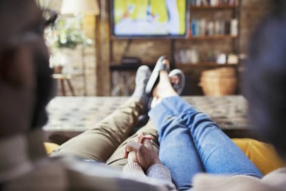 Una pareja ve la tele.