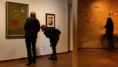 Dues persones contemplen l'obra 'Sense títol', del 1933, a l'exposició de la Fundació Miró.