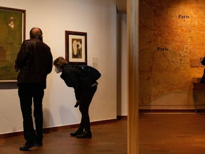 Dues persones contemplen l'obra 'Sense títol', del 1933, a l'exposició de la Fundació Miró.