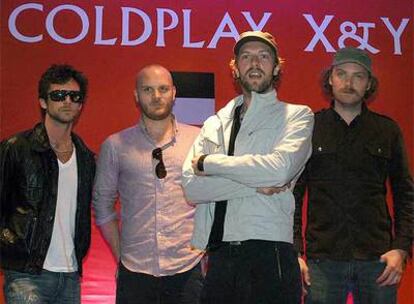Los británicos Coldplay, durante su comparecencia ante los medios en México.