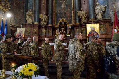 Un grupo de oficiales visita la iglesia de San Pedro y San Pablo en Lviv, Ucrania.