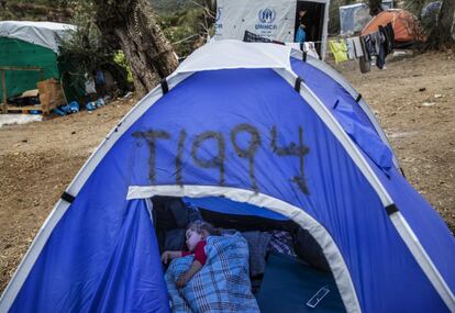 Os recém-chegados a Moria, geralmente famílias de seis ou mais membros, instalam-se em pequenas tendas. As organizações que trabalham no campo atribuem um código a cada uma e registram as pessoas que dormem lá dentro.