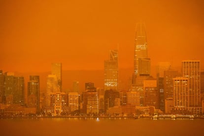 Vista panorámica de San Francisco capturada desde Treasure Island, con la atmósfera con un intenso color naranja.
