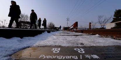 Varias personas caminan cerca de la zona desmilitarizada en Paju en Corea del Sur.