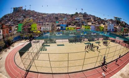 La Villa Carlos Castilho, en el Complejo de favelas del Alemão de Río de Janeiro, donde desarrolla su programa el Barça