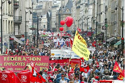 Manifestación en protesta por la reforma del sistema de pensiones en París.