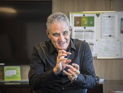 Tite gesticula al hablar sobre el esquema t&aacute;ctico de Brasil.