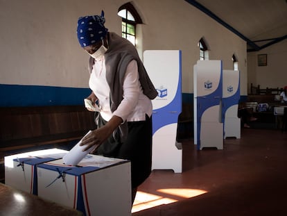 Una mujer deposita en la urna su voto en las elecciones locales en Sudáfrica, este lunes en Johanesburgo.