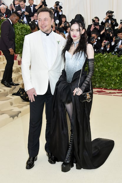 Elon Musk con la artista Grimes, con la que se presentó oficialmente como pareja en la útlima gala MET.