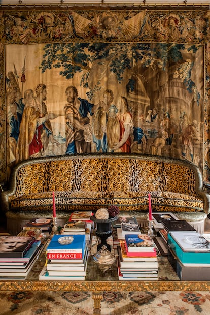 El salón está dominado por un sofá antiguo que Patricia della Giovampaola retapizó con un estampado de leopardo. Detrás, otro gobelino original del siglo XVII.
