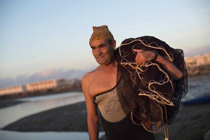 En la salina del Carrascón, San Fernando, en el corazón de la Bahía de Cádiz, cada otoño se revive una longeva tradición: el despesque. Este año, la familia 'Los Palitos', con Rafel Castilla a la cabeza, han arrendado el lugar para cumplir con la cita pesquera. ¿En qué consiste este arte?