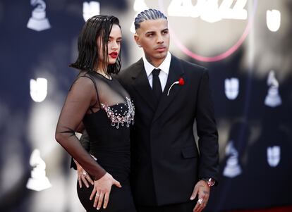 Rosalía y Rauw Alejandro al llegar a la ceremonia de entrega de los premios Grammy Latinos.