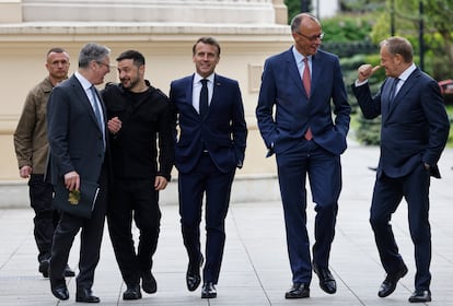 Los mandatarios de Alemania, Friedrich Merz; Francia, Emmanuel Macron; Ucrania, Volodímir Zelenski; Reino Unido, Keir Starmer, y Polonia, Donald Tusk, antes de su rueda de prensa conjunta este sábado en Kiev.