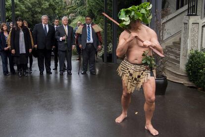 El Secretario de Estado de EE UU, Rex Tillerson, es guiado por un anciano maorí mientras camina con el Ministro de Relaciones Exteriores de Nueva Zelanda, Gerry Brownlee, durante una bienvenida maorí en Premiere House, en Wellington (Nueva Zelanda).