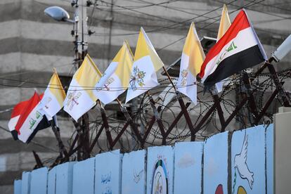 Las banderas de la Ciudad del Vaticano y de Irak ondean en la Catedral de Nuestra señora de la Salvación, en Bagdad, este viernes.