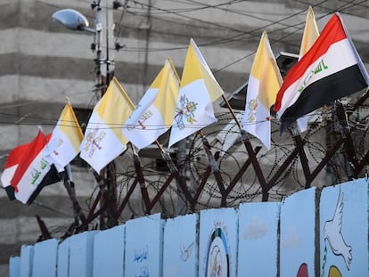 Las banderas de la Ciudad del Vaticano y de Irak ondean en la Catedral de Nuestra señora de la Salvación, en Bagdad, este viernes.