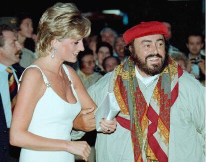 El tenor Luciano Pavarotti agafa del bracet la princesa Diana de Gal·les en el concert benèfic per recaptar fons per als nens de Bòsnia, a Mòdena (Itàlia), en el qual van participar un gran nombre de famosos del rock i del pop, el 1995.