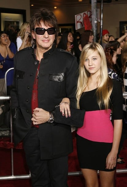 Con sólo 12 años, la hija de Heather Locklear y el guitarrista de Bon Jovi, Richie Sambora, acaba de debutar en las pasarelas. La pequeña Ava Sambora desfiló este fin de semana en el White Trash Beautiful Show, que dio el puntapié inicial a la Semana de la Moda de Los Ángeles. "Estoy orgullosísima de ella", declaró su madre, la actriz Heather Locklear, desde la primera fila del público. "Estoy aquí para apoyarla, pero a los dos minutos de acabar esto, la sacaré de aquí, le quitaré el maquillaje y le pondré su pijama". Sambora, en tanto, no pudo llegar al debut de su hija por problemas de última hora, pero recibió varias fotos del desfile por SMS.