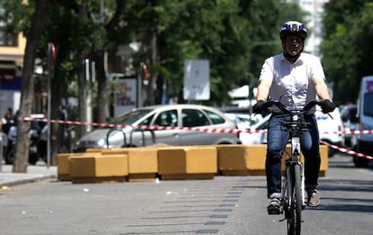 Un ciclista en el tramo peatonal de la calle Galileo