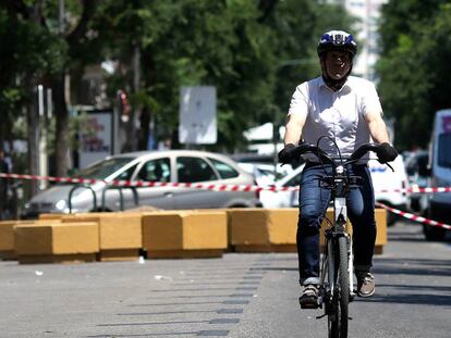 Un ciclista en el tramo peatonal de la calle Galileo