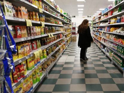 Una mujer, en el supermercado en Buenos Aires.