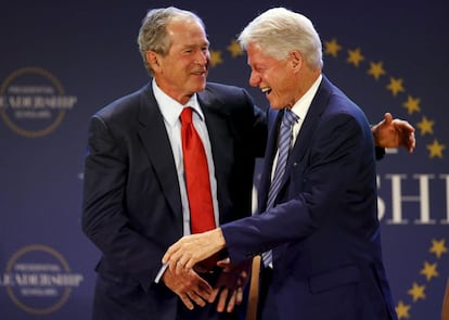 Los expresidentes norteamericanos George W. Bush, a la izquierda, y Bill Clinton se saludan tras su intervenci&oacute;n en la lecci&oacute;n inaugural del programa de becas de liderazgo presidencial en Dallas, Texas. El programa es una iniciativa de los centros presidenciales George W. Bush, William J. Clinton, George H.W. Bush, y Lyndon B. Johnson.