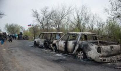 Coches incendicados en frente de un puesto de control prorruso en las afueras de la ciudad insurgente de Slaviansk, en la regi&oacute;n oriental de Donetsk, epicentro de la sublevaci&oacute;n contra Kiev.