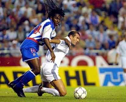 Emerson acosa por detrás a Zidane en el pasado trofeo Teresa Herrera en A Coruña.